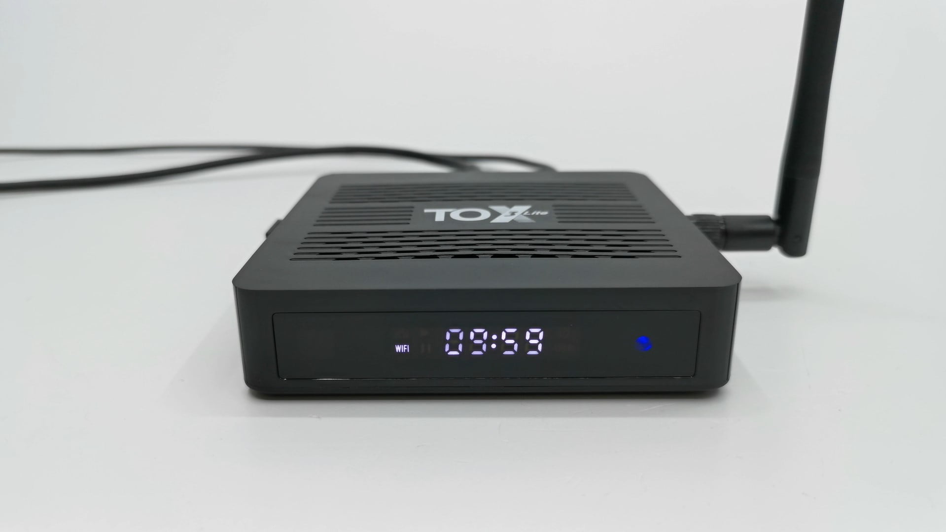 TOX3-TV-Box-front-LED-monitor-and-HDD-activity-light